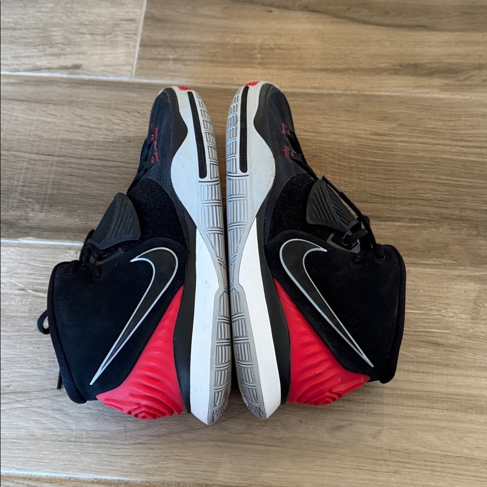Nike Kyrie Bred 10 1/2 sneakers - Picture 6 of 8